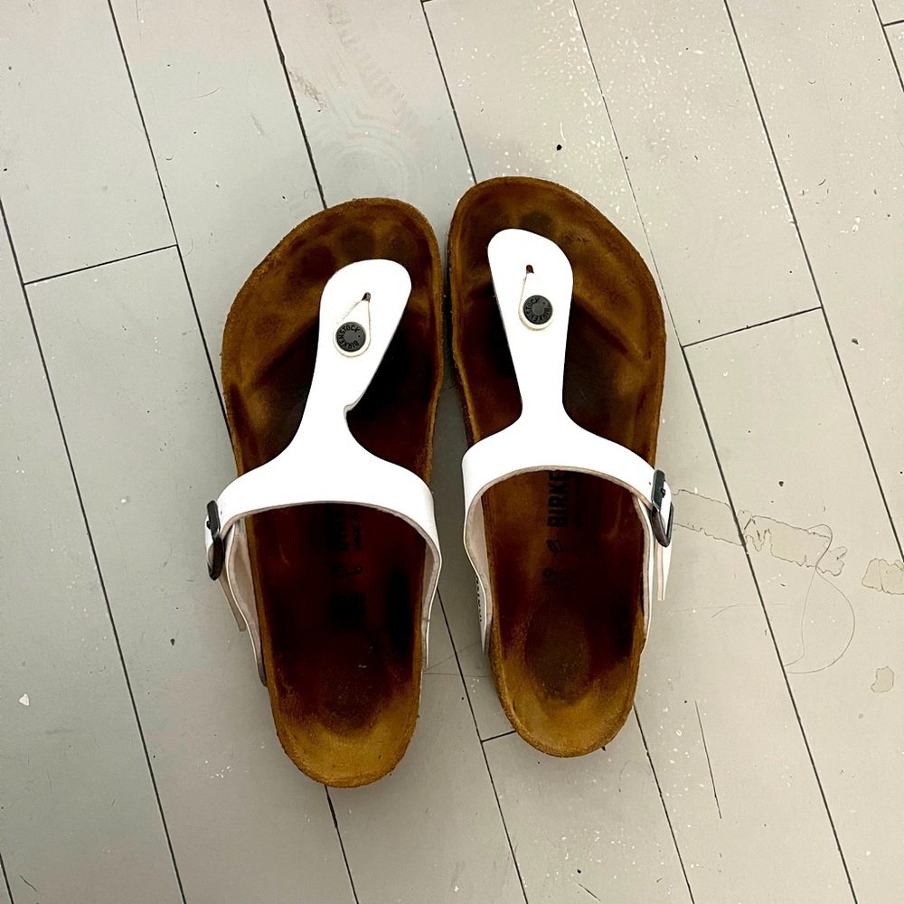 White leather Birkenstock Gizeh sandals